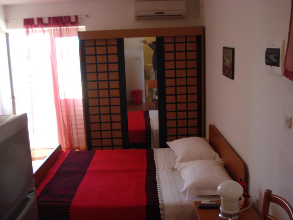 Studios Ana Mari Komiza Exterior photo